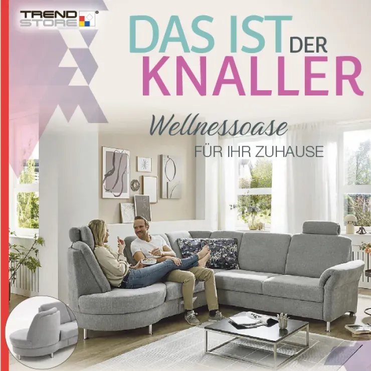 Werbemotiv mit grauer Wohnlandschaft von Trendstore, auf der ein Paar entspannt sitzt, kombiniert mit der Überschrift „Das ist der Knaller – Wellnessoase für Ihr Zuhause“ in heller, freundlicher Wohnzimmeratmosphäre.